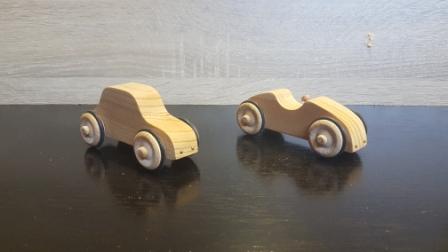 Petites voitures en bois